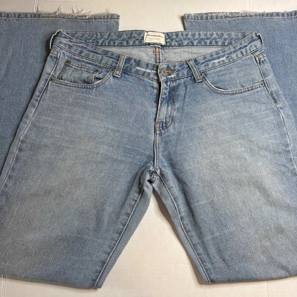 Abercrombie & Fitch Women's Light Wash Jeans Raw Hem Straight Leg